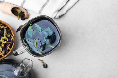 Lezzetli kelebek bezelye çiçeği çayı beyaz masada, düz yerde. Metin için boşluk