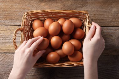 Ahşap masadaki çiğ yumurtalı kadın.