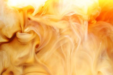 Arka plan olarak sütlü kahve tazeleniyor, yakın plan