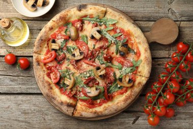 Mantarlı, roka ve domatesli lezzetli bir pizza.