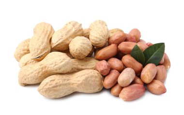 Beyaz üzerine izole edilmiş farklı fıstık yığını.