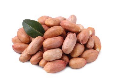 Beyaz üzerine izole edilmiş taze fıstık yığını.