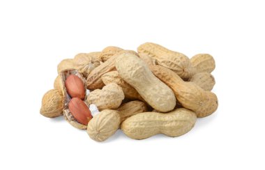 Beyaz üzerine izole edilmiş taze fıstık yığını.