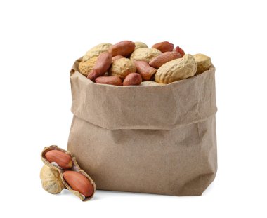 Kese kağıdındaki taze fıstıklar beyaza izole edilmiş.