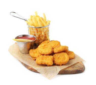 Lezzetli tavuk nugget, patates kızartması ve ketçap beyaz üzerine izole edilmiş.