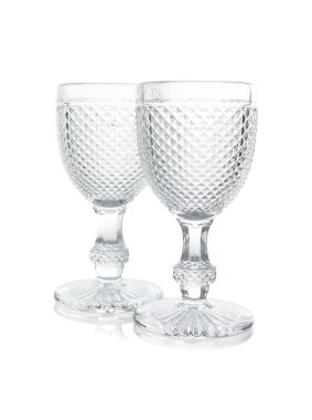 Beyaz üzerine izole edilmiş iki boş bardak.