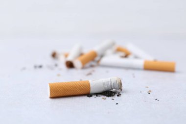 Hafif arka planda sigara izmaritleri, seçici odaklanma