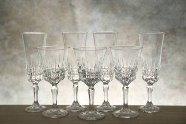 Tahta masada bir sürü boş bardak var.