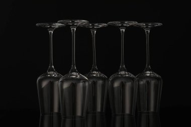Siyah arkaplanda birçok boş bardaklar