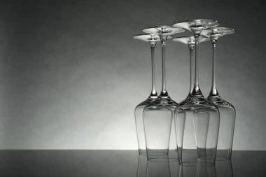 Ayna yüzeyinde gri arka planda bir sürü boş bardak var. Metin için boşluk