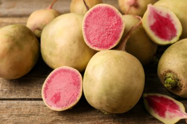 Tahta masada taze şalgam var, yakın plan.