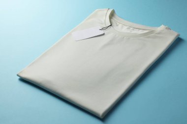 Açık mavi arka planda boş bir tişört, yakın plan. Tasarım için model