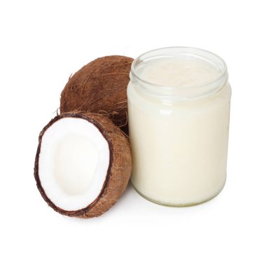 Hindistan cevizi ve pişirme yağı beyaza izole edilmiş.