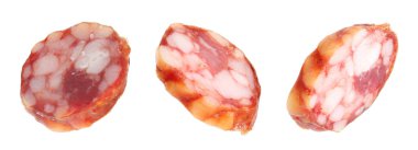 Tütsülenmiş sosis dilimleri beyaza izole edilmiş.