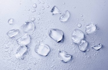 Açık mavi arkaplanda ezilmiş buz parçaları, üst manzara