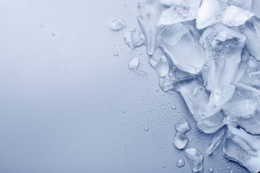 Açık mavi arkaplanda ezilmiş buz parçaları, üst manzara