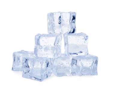 Birçok kristal berrak buz küpleri beyaz üzerinde izole