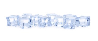 Birçok kristal berrak buz küpleri beyaz üzerinde izole