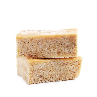 Lezzetli karamelli pirinç çubukları beyaza izole edilmiş.