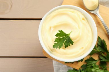 Ahşap masada maydanozlu mayonez sosu. Metin için boşluk