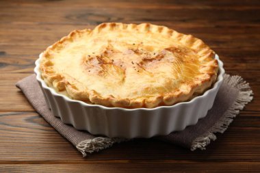 Tahta masada nefis ev yapımı turta, yakın plan.