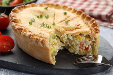 Masada servis edilen nefis ev yapımı turta, yakın plan.