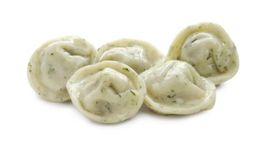 Lezzetli hamur tatlısı (pelmeni) ve beyaz üzerine izole edilmiş baharatlar