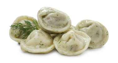 Lezzetli hamur tatlısı (pelmeni) ve beyaz üzerine izole edilmiş baharatlar