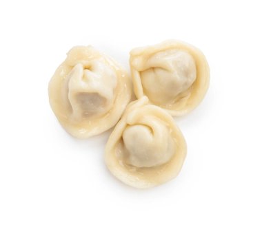 Lezzetli kaynamış hamur köfteleri (pelmeni) beyaz, üst görünümde izole