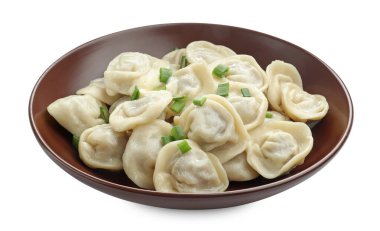 Taze soğanlı lezzetli börekler beyaz tencereye izole edilmiş.