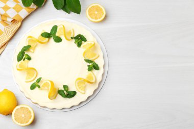 Nane aromalı lezzetli limonlu cheesecake ve beyaz ahşap masada taze meyveler. Metin için boşluk