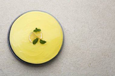 Gri desenli masa üzerinde naneli limonlu cheesecake, üst manzara. Metin için boşluk