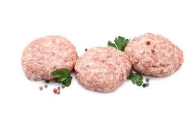 Üç pişmemiş köfte ve baharat beyaz üzerine izole edilmiş.