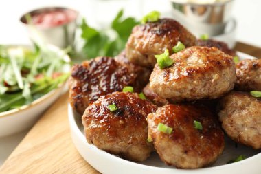 Masada yeşil soğanlı leziz köfteler, yakın plan.