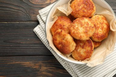 Tahta masada, tabakta leziz köfteler, üst manzara. Metin için boşluk