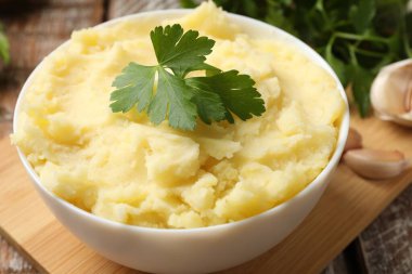 Tahta masada servis edilen maydanozlu patates püresi.
