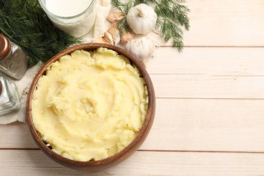 Lezzetli patates püresi beyaz ahşap masada, düz yerde. Metin için boşluk