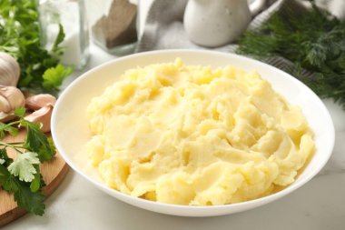 Beyaz masada servis edilen lezzetli patates püresi.