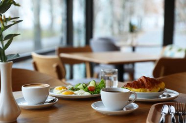 Kafedeki ahşap masada nefis bir kahvaltı.