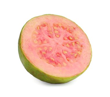 Taze guava meyvelerinin yarısı beyaza izole edilmiş.