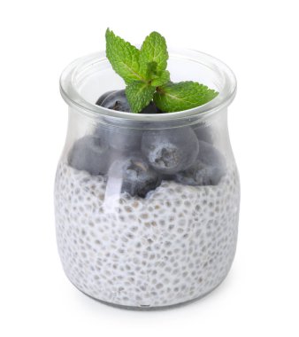 Yaban mersinli Chia pudingi ve beyaz bardakta nane şekeri.