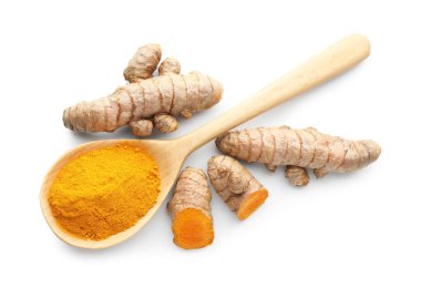 Kaşık ve kökler içindeki zerdeçal tozu beyaza izole edilmiş, üst görünüm