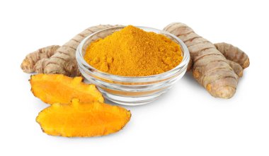 Kabın içindeki zerdeçal tozu ve beyaza izole edilmiş kökler