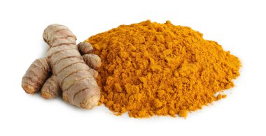 Beyaz üzerine izole edilmiş zerdeçal tozu ve kökler yığını