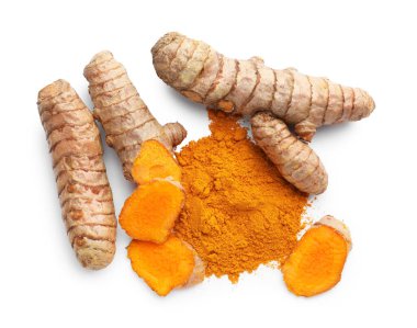 Zerdeçal tozu yığını ve kökler beyaz, üst görünümde izole