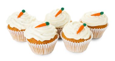 Beyaza izole edilmiş lezzetli havuçlu kekler. Tatlı nefis.