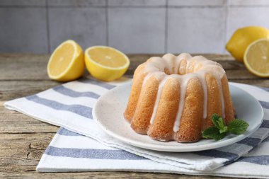 Lezzetli limonlu pasta, jöleli ve ahşap masada nane.