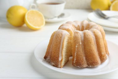 Beyaz ahşap masada jöleli lezzetli limonlu pasta, yakın plan.