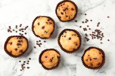 Beyaz mermer masa üzerinde çikolata parçalı lezzetli kek, düz yatıyordu.