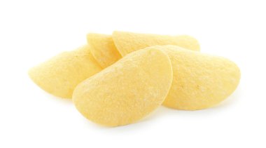 Beyaza izole edilmiş pek çok lezzetli patates cipsi.